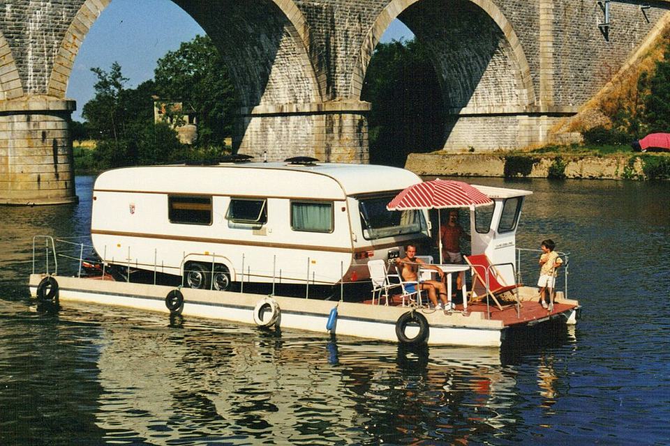 Houseboat built on a pontoon hull