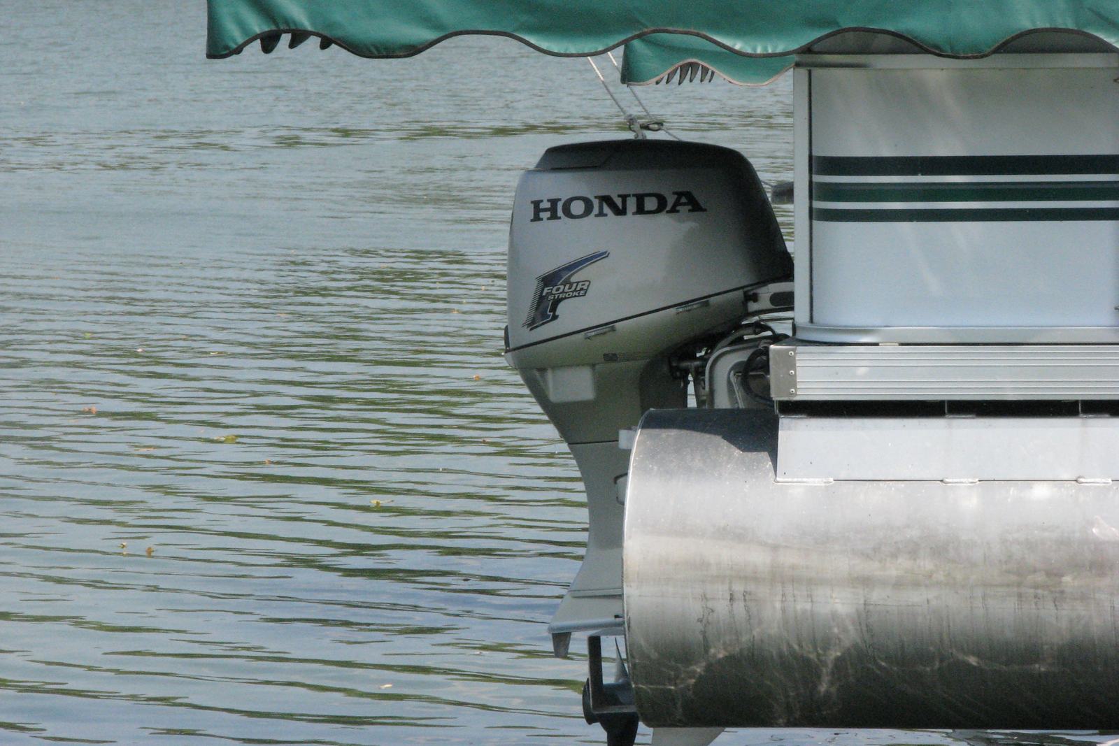 Outboard engine mounted on a pontoon boat transom